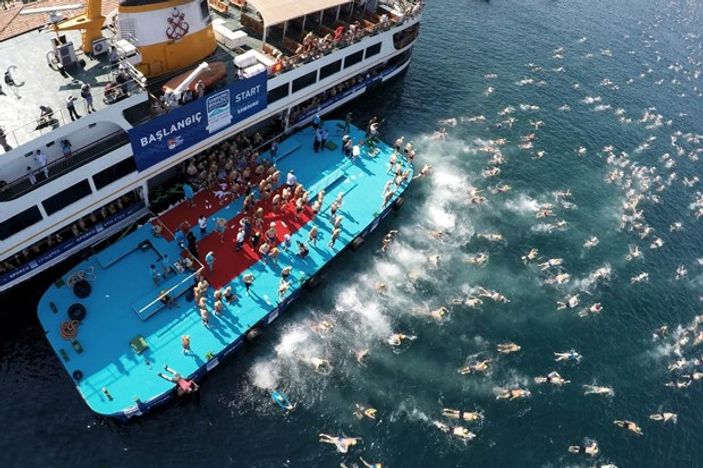 İstanbul Boğazı'nda yüzme şöleni