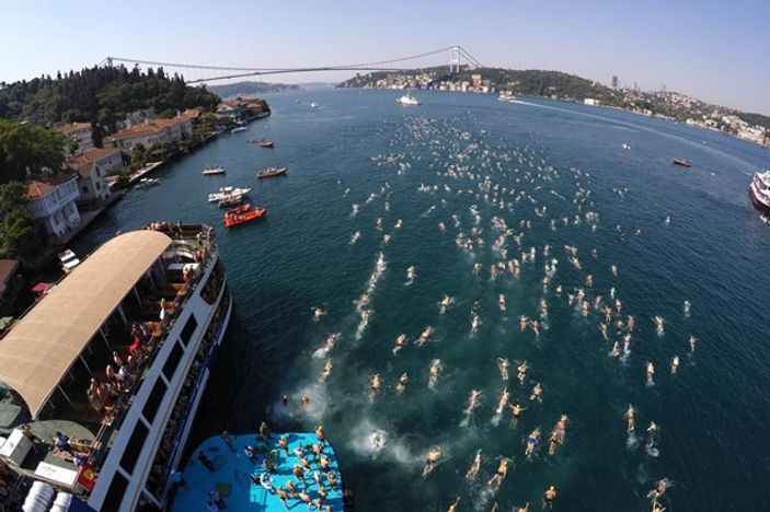 İstanbul Boğazı'nda yüzme şöleni