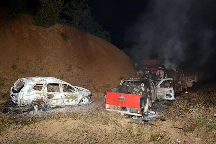 Tunceli'de yol kesen teröristler araçları ateşe verdi
