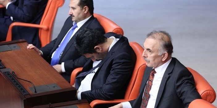 Uğur Işılak Meclis'te uyudu