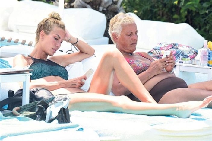 Çağla Şikel annesiyle tatilde