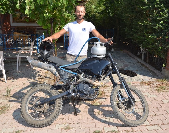 İstanbul'da bir kişi motosikletine piknik tüp taktı