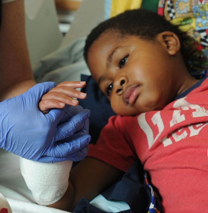 Dünyada ilk defa bir çocuğa el nakli yapıldı