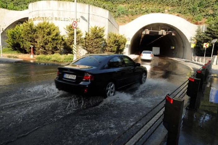 Dolmabahçe Tüneli girişinde su borusu patladı