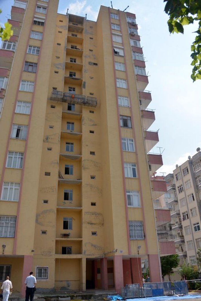Adana'da bir kişi 13'üncü kattan aşağıya düştü