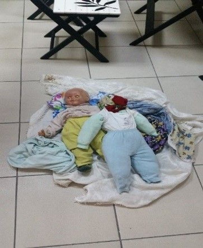 İzmir'de oyuncak bebekli dilenci yakalandı