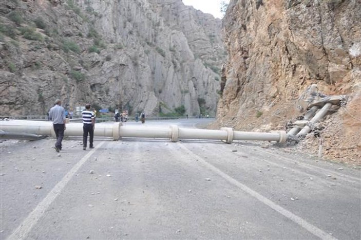 PKK'lılar Hakkari-Çukurca yolunu ulaşıma kapattı