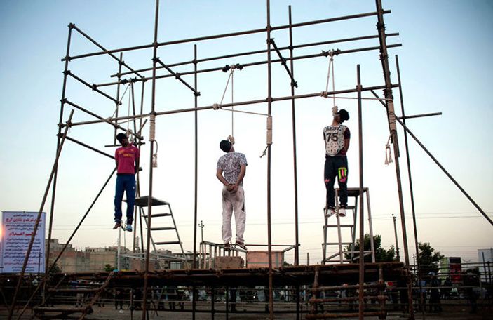 İran'da 3 tecavüzcü idam edildi