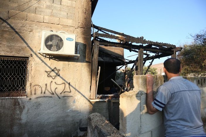 Yahudi yerleşimciler Filistinli ailenin evini yaktı