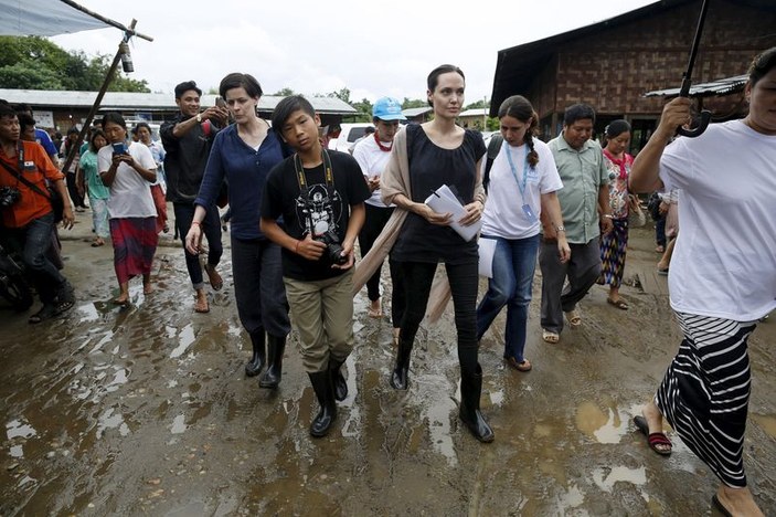 BM iyi niyet elçisi Jolie Myanmarlı kadınlarla buluştu