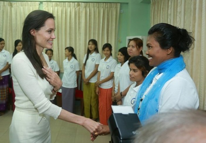 BM iyi niyet elçisi Jolie Myanmarlı kadınlarla buluştu