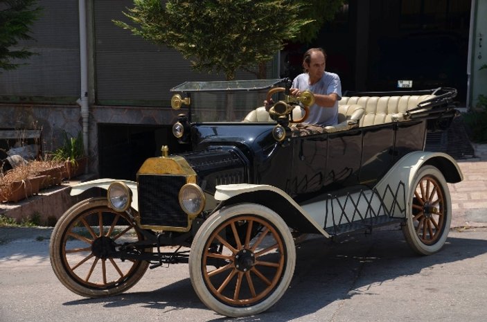 İki dünya savaşı gören otomobil Bursa'da yollarda