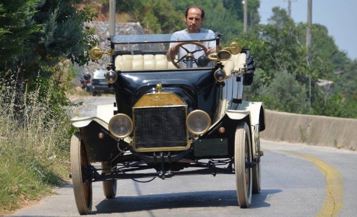 İki dünya savaşı gören otomobil Bursa'da yollarda