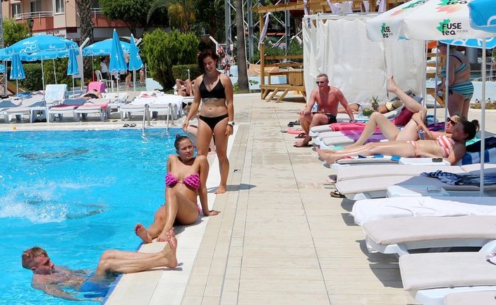 Antalya'da sıcak havalar tatilcileri bunaltıyor