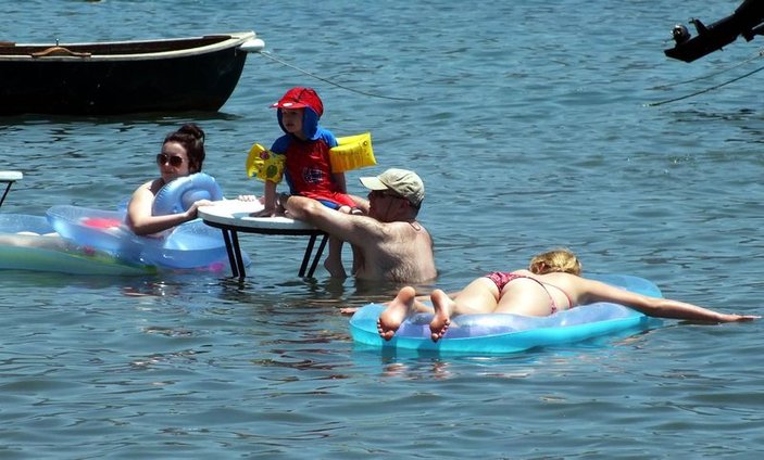 Antalya'da sıcak havalar tatilcileri bunaltıyor