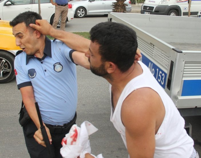 Seyyar satıcı ile zabıta kavgasında 2 kişi yaralandı