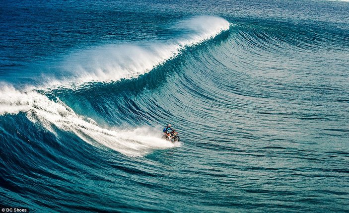 Avustralyalı dublör motosikletiyle sörf yaptı