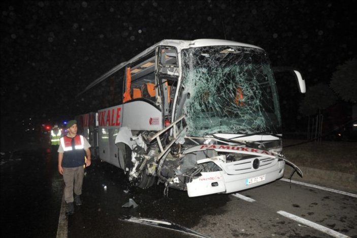 Bursa'da yolcu otobüsü TIR'a çarptı