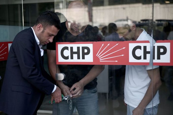 CHP İl Başkanlığı'nda zincirli eylem