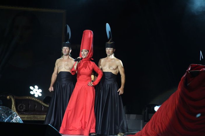 Hande Yener'in ilginç konser kıyafeti