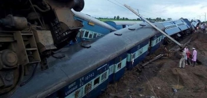 Hindistan'da iki tren raydan çıktı: 27 ölü 40 yaralı