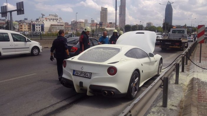 Kadıköy E-5'te Ferrari yandı