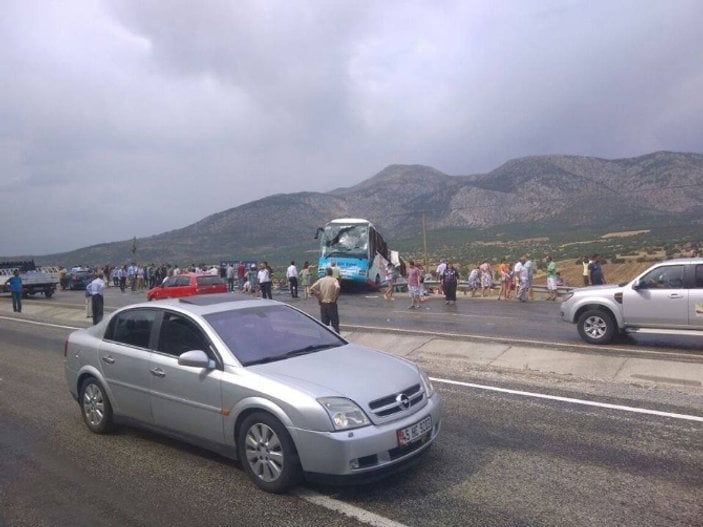 Denizli'de turistleri taşıyan otobüs tarlaya uçtu