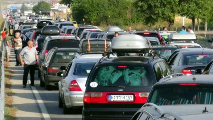 Türkiye'ye gelen gurbetçilerin tatil dönüşü trafik çilesi