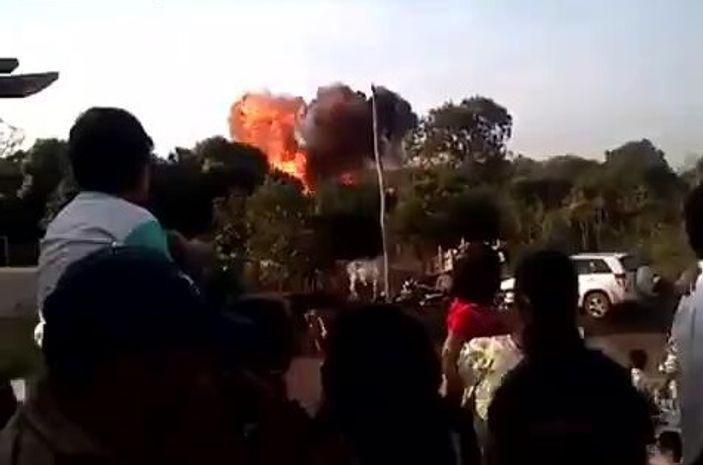 Şenliklerde gösteri uçağı düştü