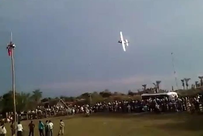 Şenliklerde gösteri uçağı düştü