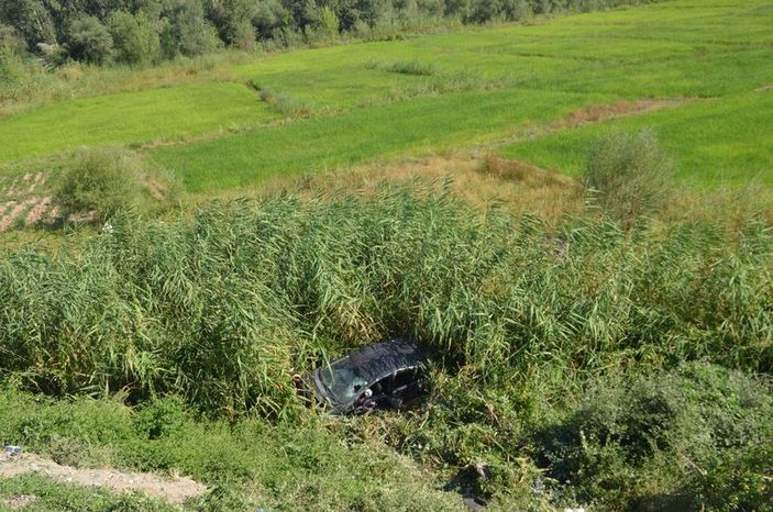 Otomobil pirinç tarlasına uçtu: 2 yaralı