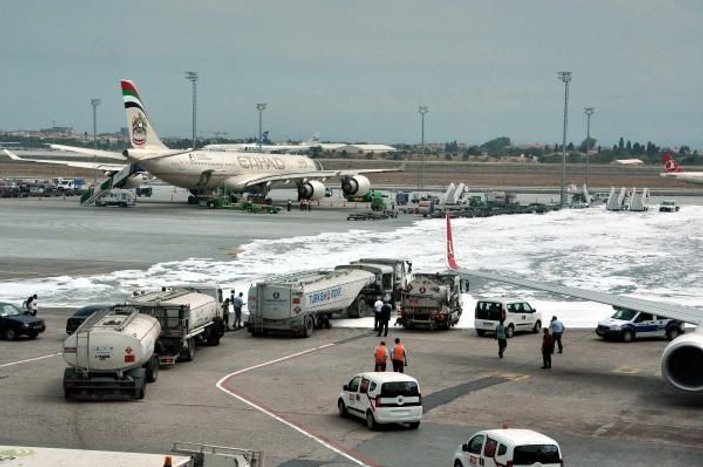 Atatürk Havalimanı'nda 20 ton yakıt aprona yayıldı