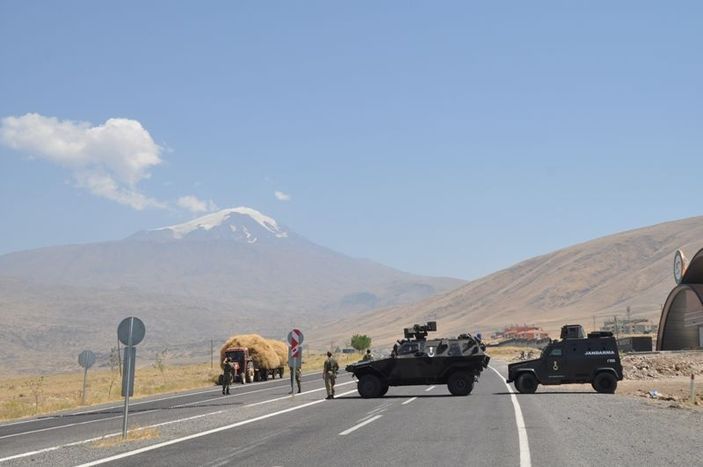 Ağrı'da yol kesen teröristler öldürüldü
