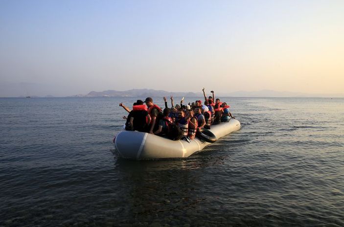 Yunan adasında Suriyelilere yangın tüpüyle müdahale