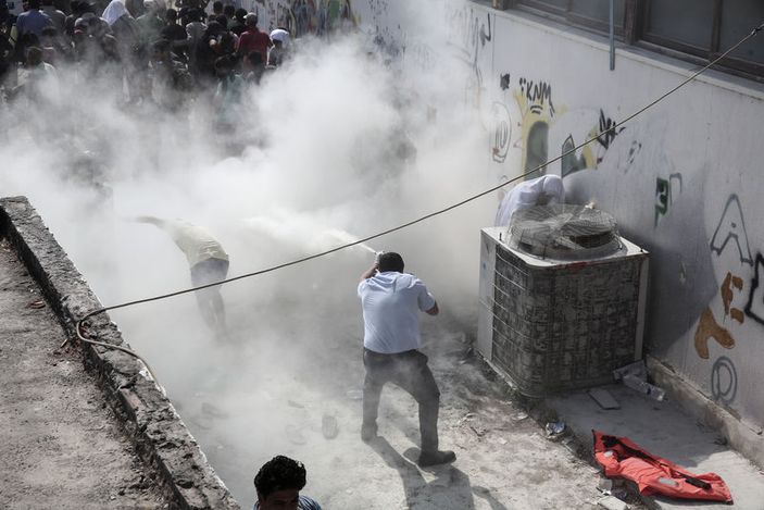 Yunan adasında Suriyelilere yangın tüpüyle müdahale