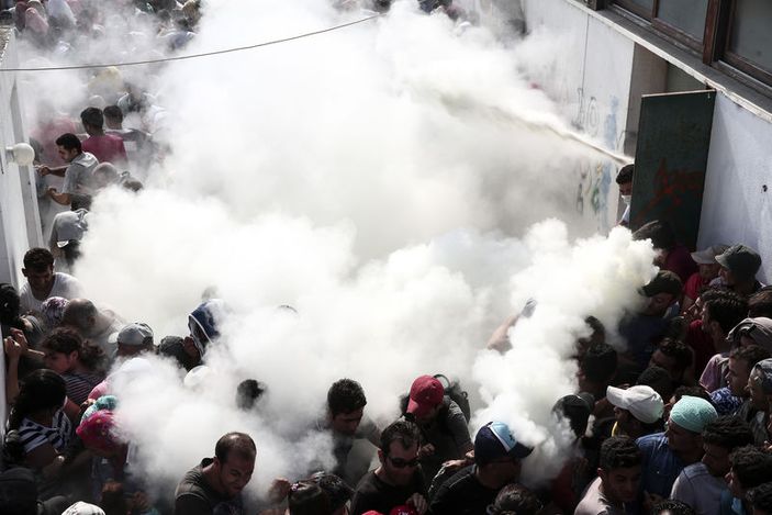 Yunan adasında Suriyelilere yangın tüpüyle müdahale