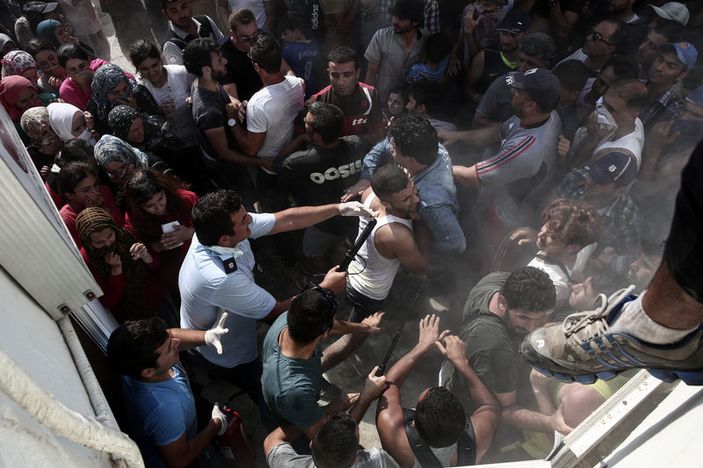 Yunan adasında Suriyelilere yangın tüpüyle müdahale