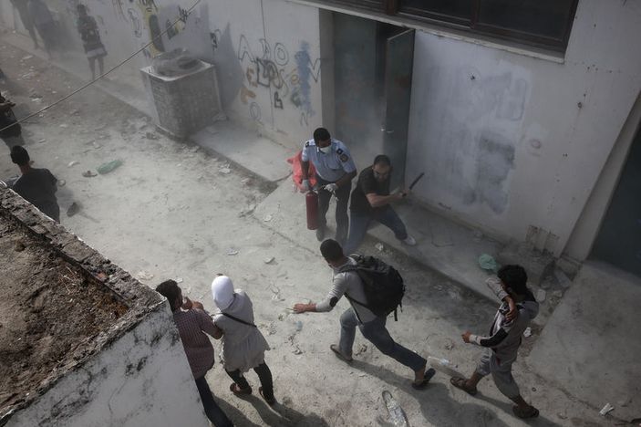 Yunan adasında Suriyelilere yangın tüpüyle müdahale