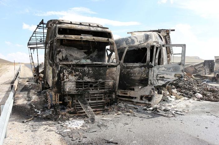 Ağrı'da yol kesen teröristler öldürüldü