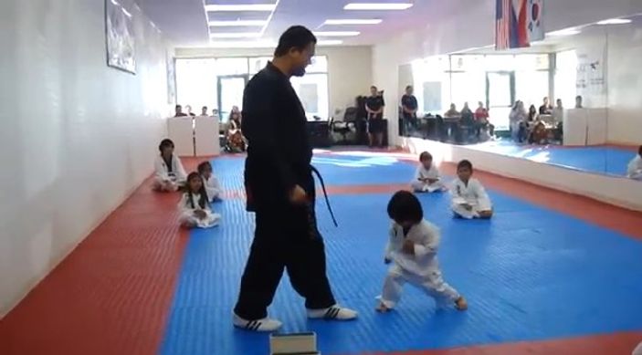 Küçük tekvandocu beyaz kuşak kazandı