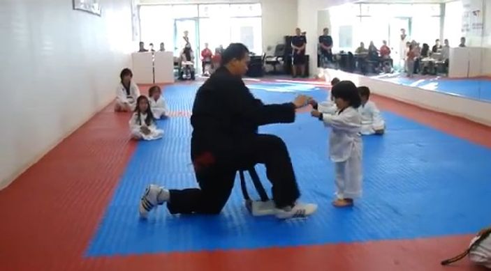 Küçük tekvandocu beyaz kuşak kazandı