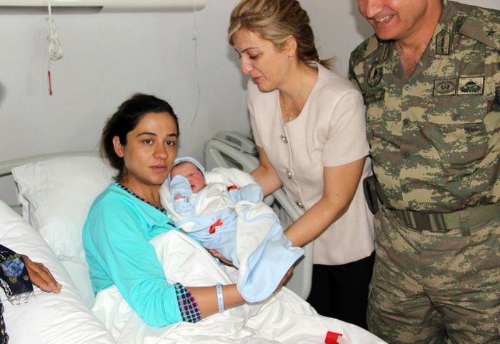Sare Davutoğlu şehit eşinin doğumuna katıldı
