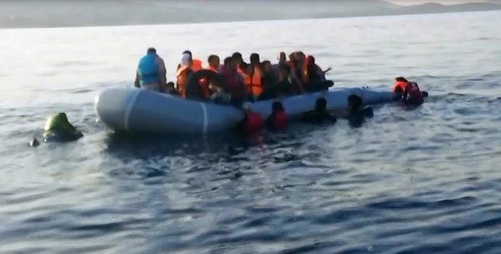 Yunanistan kaçakların botunu patlatıp ölüme terk etti