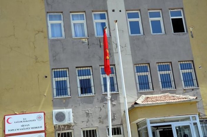 Diyarbakır'da sağlık merkezine PKK flaması asıldı