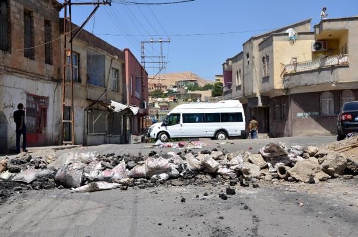 Diyarbakır'da sağlık merkezine PKK flaması asıldı