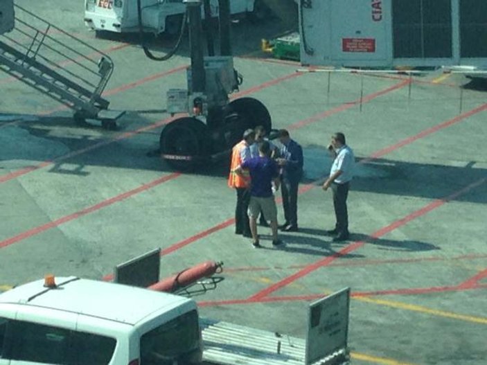 Terminal camını kırıp kaçırdığı uçağın peşinden koştu