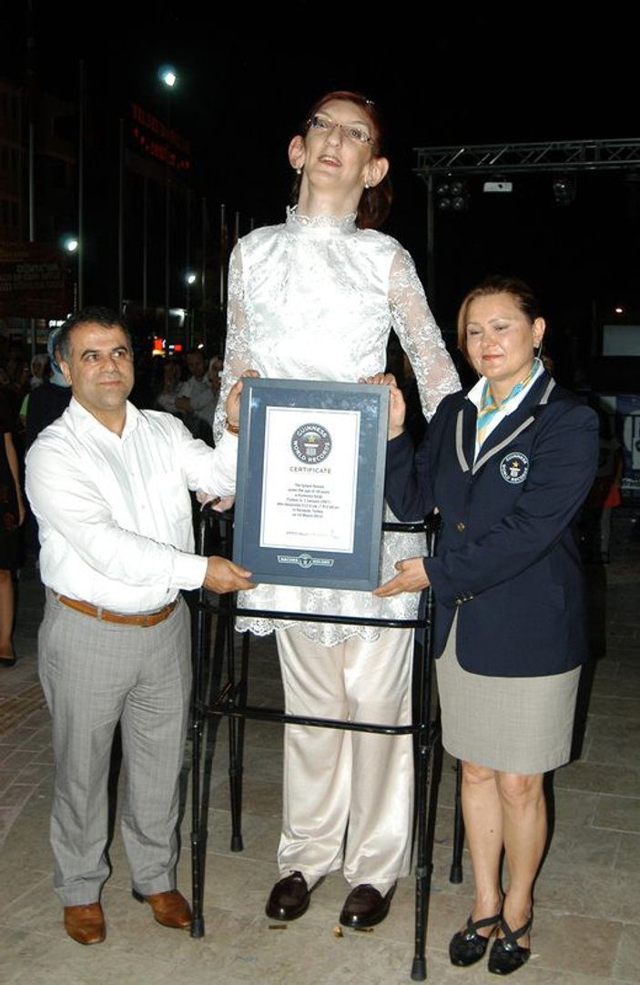 Dünyanın en uzun kızı Rümeysa Gelgi'ye yeni sertifika