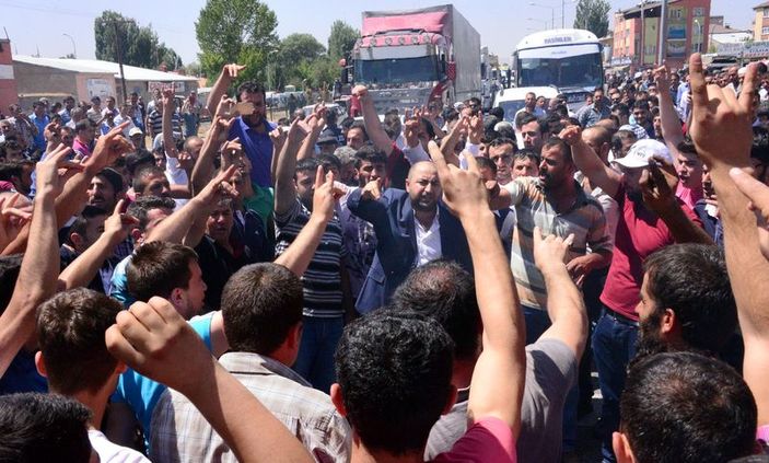 Pasinler'de lastik yakarak teröre tepki gösterdiler