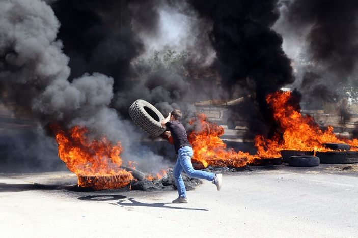 Pasinler'de lastik yakarak teröre tepki gösterdiler