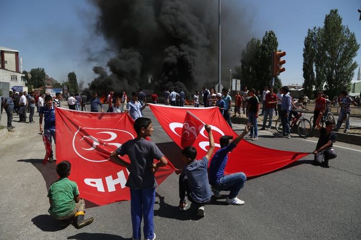 Pasinler'de lastik yakarak teröre tepki gösterdiler